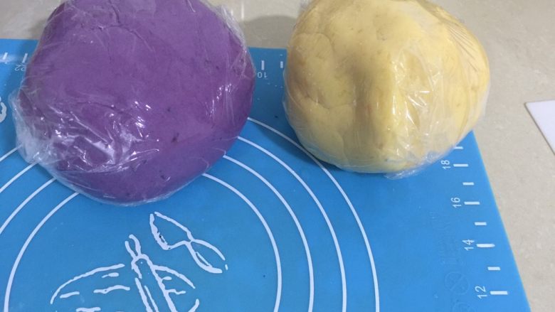 自制手工芋圆,紫薯用同样的方法混合均匀，混合好的紫薯团和红薯团用保鲜袋包裹下来醒下，这样做出来的芋圆会很Q
