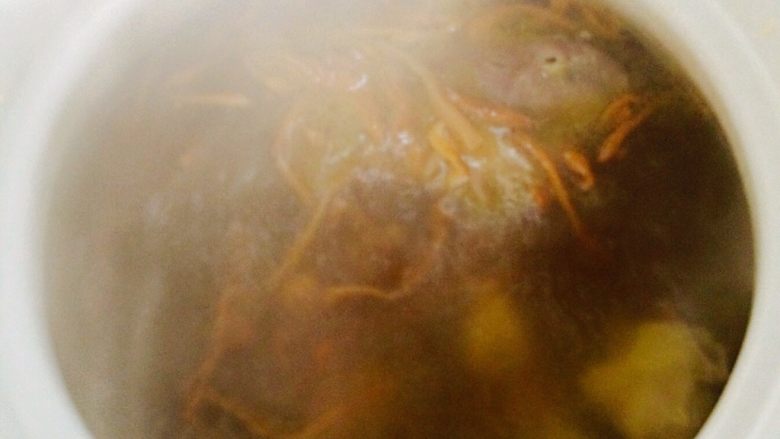 虫草花炖老鸡汤
,大火煮沸大约15分钟加入泡好的虫草花，改小火慢炖