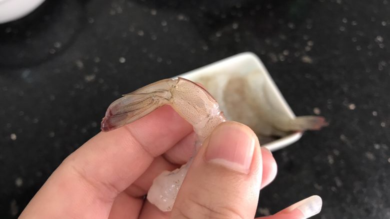 玉子凤尾虾球,注意：虾仁剥壳最后一节壳最好留下，（就是不剥掉）这样利于成品定型哟