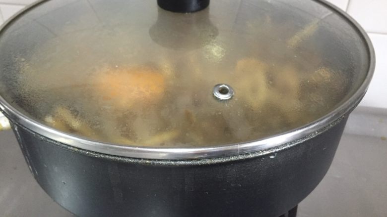 笋干橙皮鸭,盖盖子焖煮四十分钟。