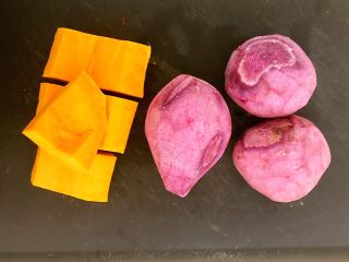 菠萝汁Q弹芋圆,南瓜和紫薯清洗干净，南瓜削皮切成小块，紫薯削皮