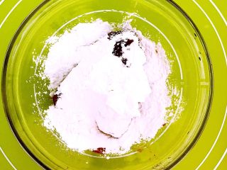 菠萝汁Q弹芋圆,在紫薯泥中加入120克木薯粉