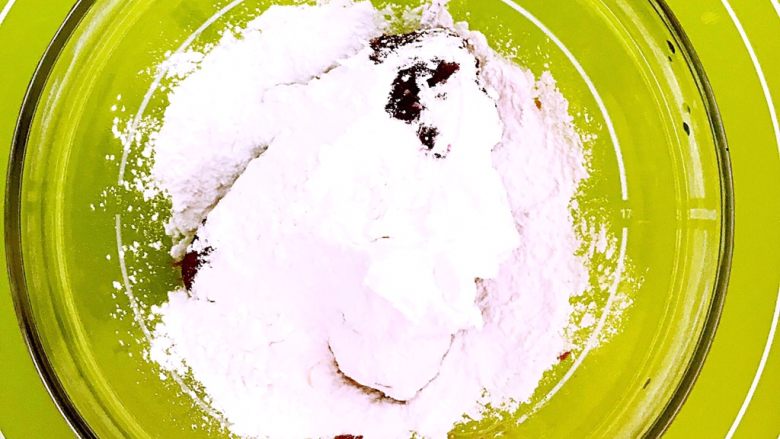 菠萝汁Q弹芋圆,在紫薯泥中加入120克木薯粉