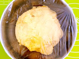 菠萝汁Q弹芋圆,揉成光滑的面团，盖上保鲜膜备用