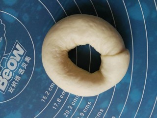 葱香芝士面包,如图所示，收尾相连。