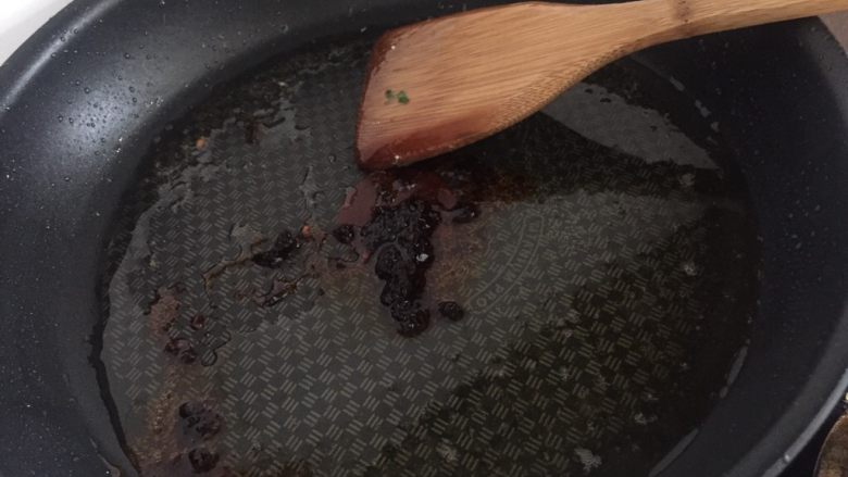 酸菜红烧金鲳鱼,热锅热油，下辣椒酱爆香