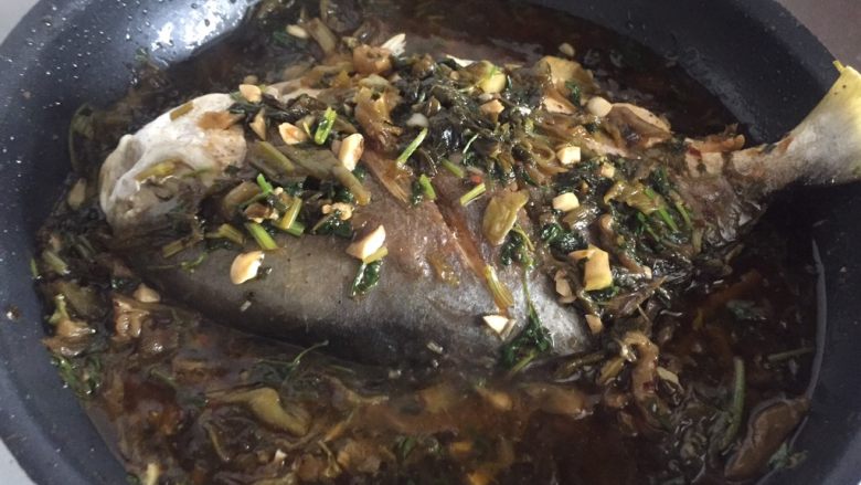 酸菜红烧金鲳鱼,加入刚炒好的酸菜和一碗热水，盖盖子焖五分钟后，开盖子大火收干汤汁，尝试咸度，适当加盐调味。
