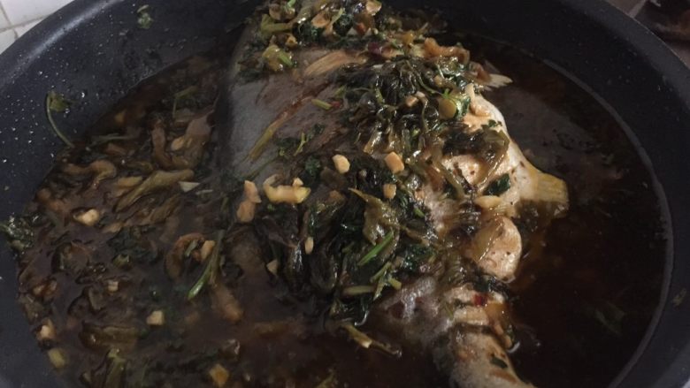 酸菜红烧金鲳鱼,加入刚剩下的香菜段，快速翻炒出锅。