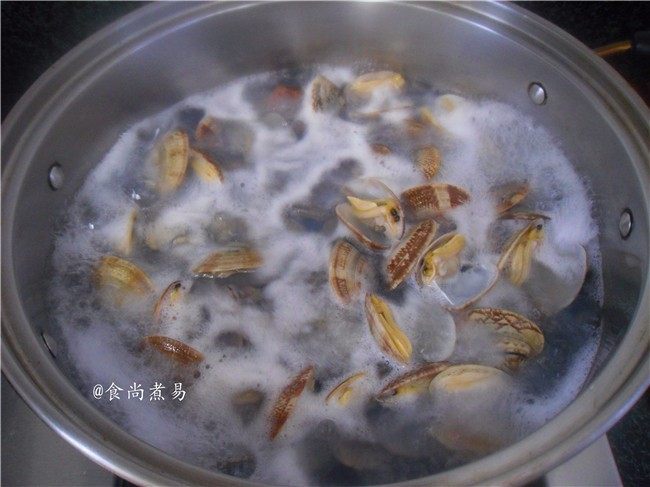 香辣姜葱炒花蛤,锅里烧开适量水，调入一勺盐，将花蛤倒入快速焯熟