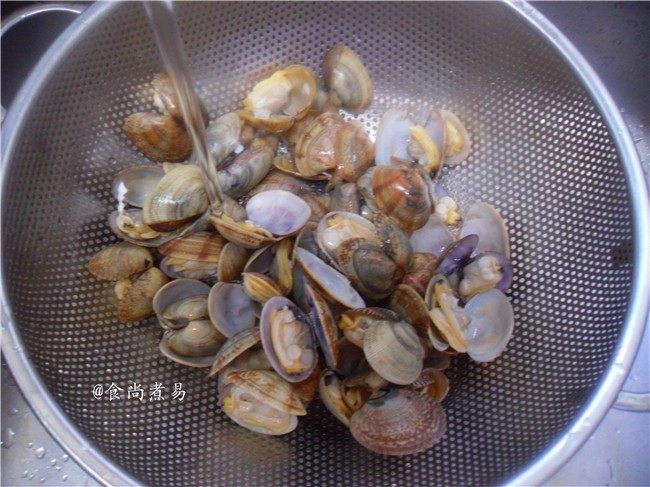 香辣姜葱炒花蛤,捞起，再用自来水冲洗一遍，沥干