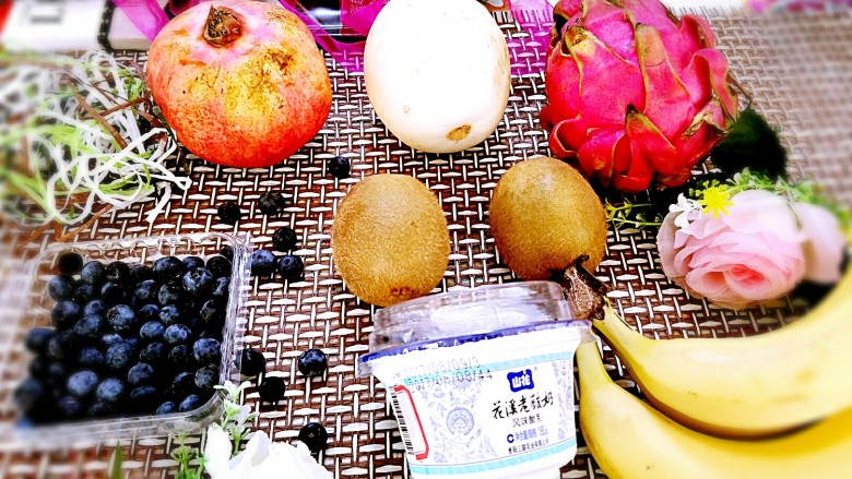 酸奶水果冻,食材大集合。家里有这些，实际上没放这么多，根据喜欢吃的水果自行添加。