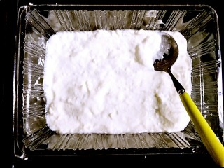 酸奶水果冻,酸奶倒入平底模具中。