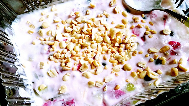 酸奶水果冻,加入坚果粒翻拌均匀。