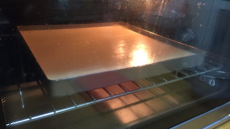 双莓蛋糕卷 蓝莓草莓,放入烤箱中，转170度烤20分钟左右