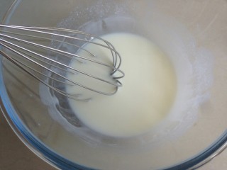 金枪鱼香肠蛋糕,用手动打蛋器搅拌一两分钟，乳化好。