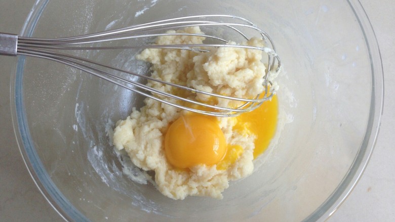 金枪鱼香肠蛋糕,将蛋黄分三次加入，每拌好一次，再加入下一个蛋黄。