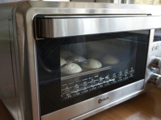 金枪鱼香肠蛋糕,选择东菱k40C烤箱蛋糕档，上火120度下火150度，放置最下面一层，烘烤25分钟。