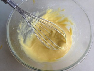 金枪鱼香肠蛋糕,这是拌好的蛋黄糊状态。