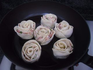 玫瑰花饺子,烧热平底锅，倒入少许食用油，将玫瑰花饺子平铺在锅内，中火煎5-8分钟左右定型，至底部焦黄色
