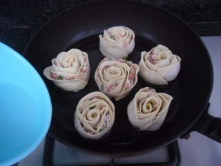 玫瑰花饺子,锅内倒入小半碗清水