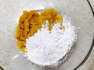三彩芋圆,加入适量的木薯粉，加糖，揉成光滑的面团（以搓成长条不开裂为佳）