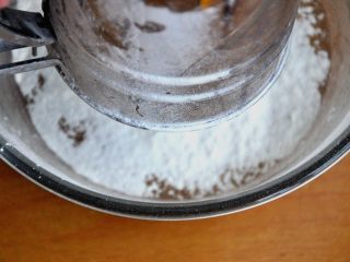 豆沙蛋黄月饼,倒入一半的月饼预拌粉。