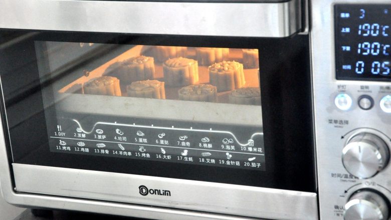 豆沙蛋黄月饼,放入烤箱烤5分钟给月饼定型，取出给月饼刷一层薄薄的蛋黄水，一定要很薄，切忌贪多，刷完后再放入烤箱烤15分钟，表面上色即可。（各家烤箱温度不一
