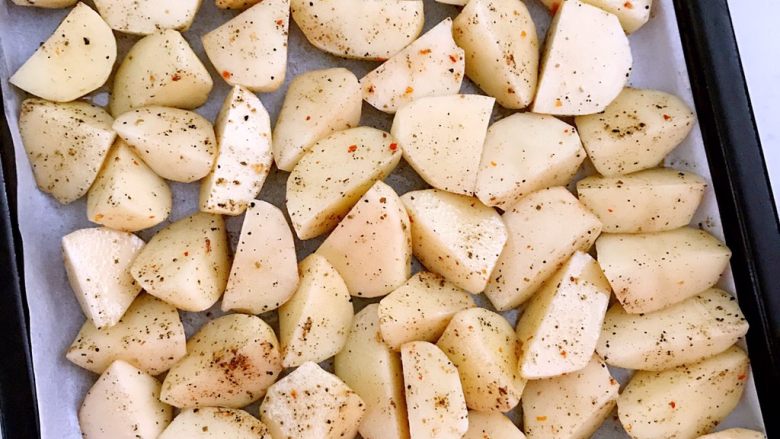 外焦内软的椒盐土豆,把土豆块放进烤盘里