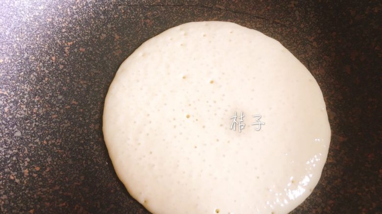 芝士鱼肠松饼卷,平底锅烧热，用一把大圆勺舀起摊成一个圆形

