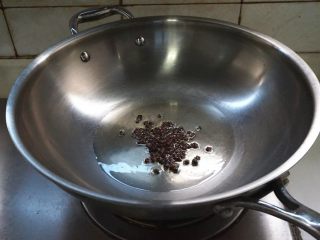 凉拌荞头,炒锅热油加入花椒，烧至出花椒的香味