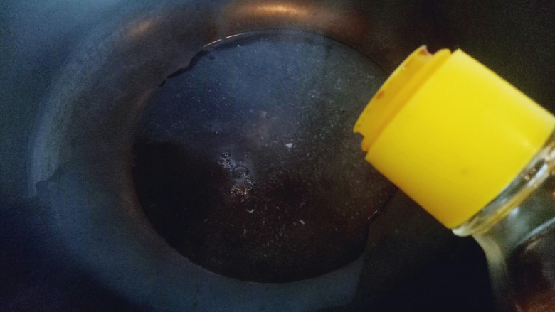鲜虾玉子豆腐,把蒸出来的汤汁小心的倒入锅中，加入少量生抽，盐，糖调味。将调试好的淀粉倒入锅中，快速用勺子搅拌，黏稠即可关火。(如果汤汁不够的话可以适当加一些冷水)