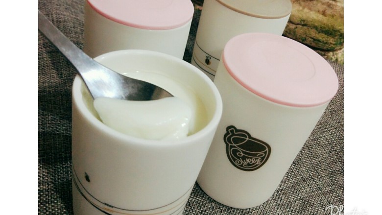 自制酸奶,可加蜂蜜炼奶等调节酸度
更好喝哦😘