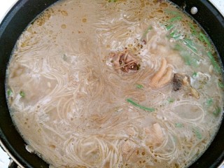 老母鸡粉丝汤,豆角半熟的时候，把红薯粉放进去，红薯粉放进去就不要煮太久了，烧开就可以关火，放鸡精