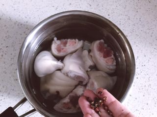 贴秋膘黄豆炖猪手,冷水入锅，放入少许花椒