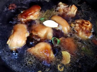 贴秋膘黄豆炖猪手,倒入没过猪蹄的热水，加入适量生抽老抽调色，不用放盐
