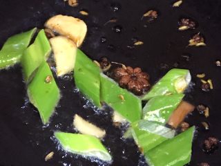贴秋膘黄豆炖猪手,加入葱，姜