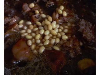 贴秋膘黄豆炖猪手,小火炖一个小时以上，猪蹄煮烂后放入黄豆继续炖20分钟左右