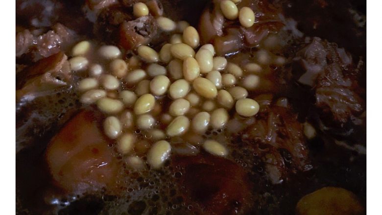 贴秋膘黄豆炖猪手,小火炖一个小时以上，猪蹄煮烂后放入黄豆继续炖20分钟左右