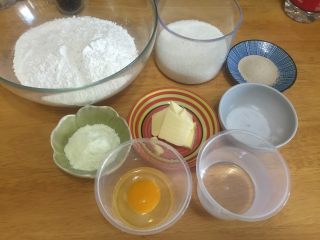 香甜南瓜面包卷 直接法,准备所有的“面团”材料