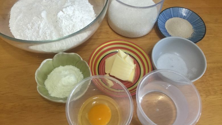 香甜南瓜面包卷 直接法,准备所有的“面团”材料