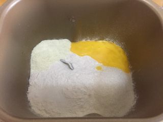 香甜南瓜面包卷 直接法,将除黄油以外的所有材料放入面包桶中，启动揉面功能揉面25分钟