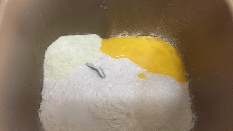 香甜南瓜面包卷 直接法,将除黄油以外的所有材料放入面包桶中，启动揉面功能揉面25分钟