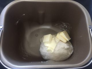 香甜南瓜面包卷 直接法, 揉面好之后加入软化室温的黄油，继续揉面20分钟