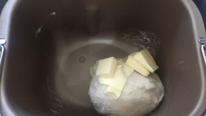 香甜南瓜面包卷 直接法, 揉面好之后加入软化室温的黄油，继续揉面20分钟