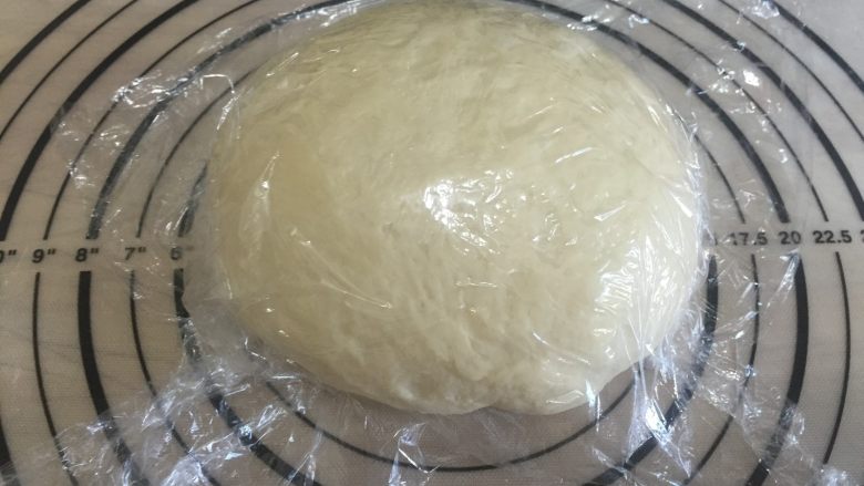 香甜南瓜面包卷 直接法,发酵好的面团排气揉圆后盖保鲜膜，静置20分钟
此款面包是将面团擀平后涂抹馅料后卷起，在擀平之前是一定要静置20分钟的，这一步不能省略