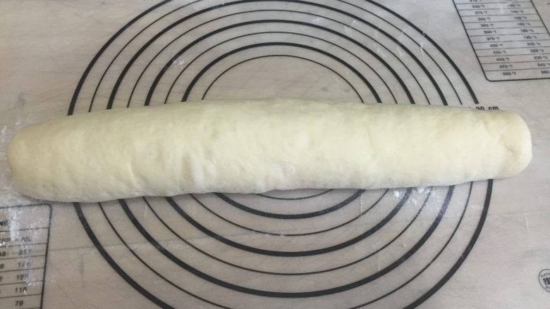 香甜南瓜面包卷 直接法,由上至下卷起，最后收口处要捏紧，防止松开