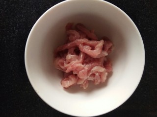京酱肉丝小卷,猪肉洗净，切成细丝。猪肉最好选用较方的猪肉，这样容易切丝，较美观。