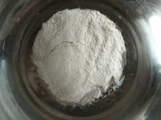 京酱肉丝小卷,食材准备好后，开始揉面团。将中筋面粉筛入大盆中，加入盐稍微拌匀。