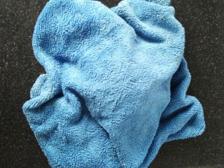 京酱肉丝小卷,再用干净的湿毛巾或保鲜膜盖好，静置放凉醒约30分钟。