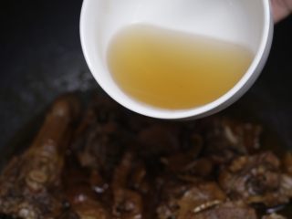 姜焖鸭,起锅前，再加一勺客家米酒提香，翻炒3次即可起锅食用。
